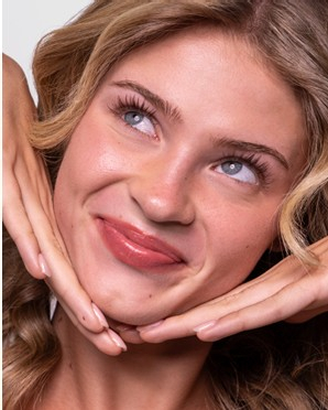 The Weekend Read * Makeup Made Easy: Creative Looks For AW25/26