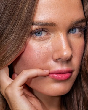 The Weekend Read * Makeup Made Easy: Creative Looks For AW25/26